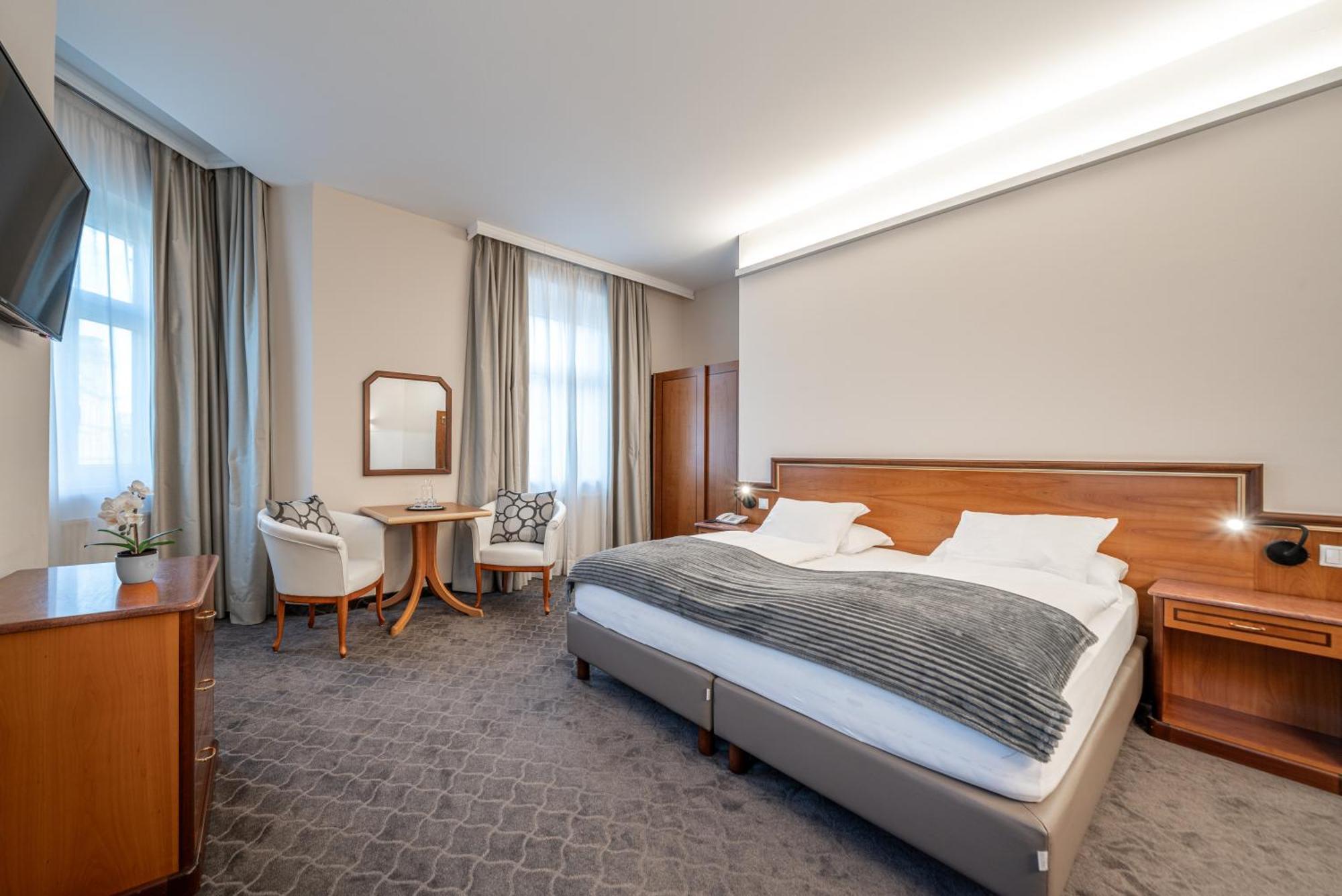 Hotel Neue Post I Self Check-In อินส์บรุค ภายนอก รูปภาพ