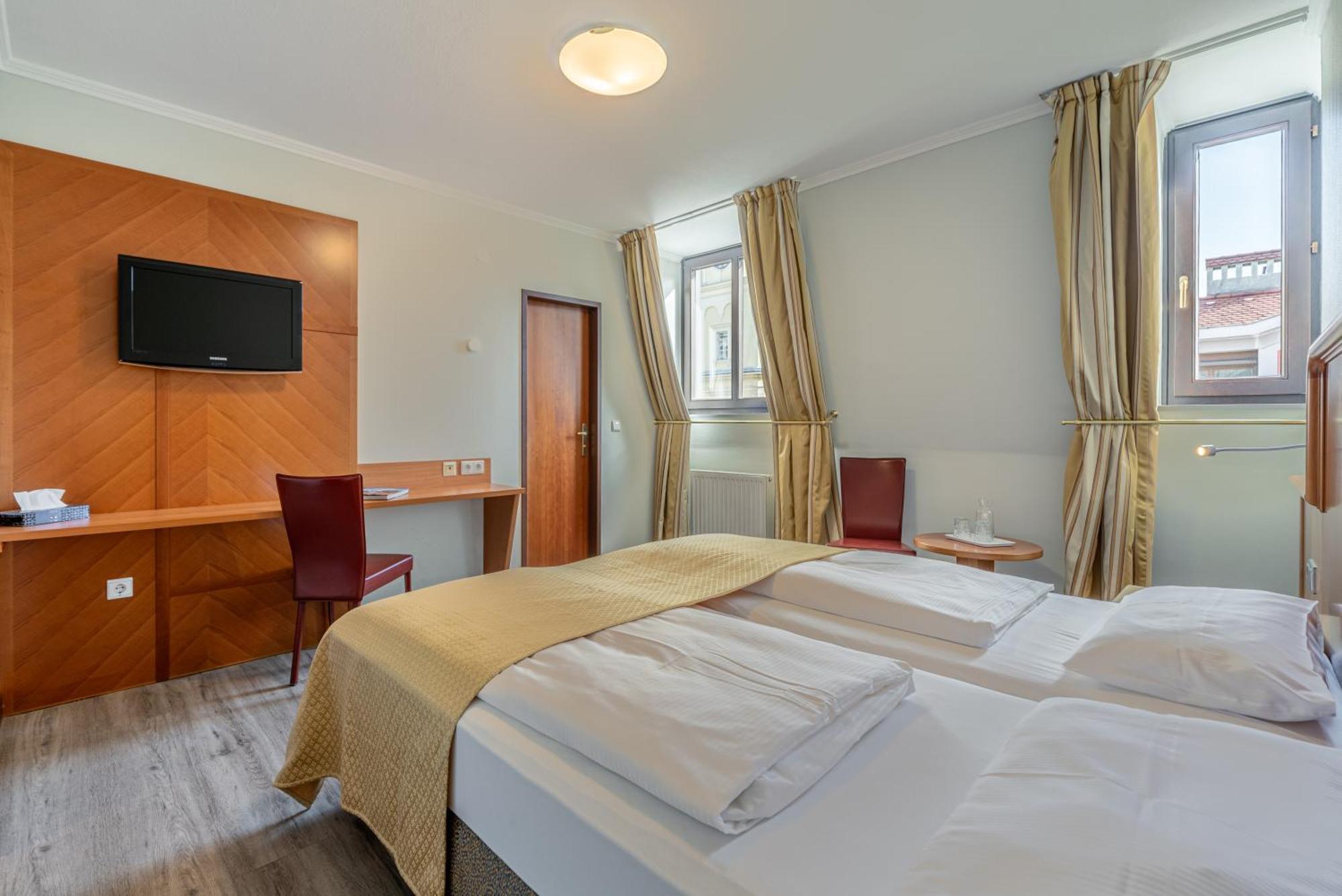 Hotel Neue Post I Self Check-In อินส์บรุค ภายนอก รูปภาพ
