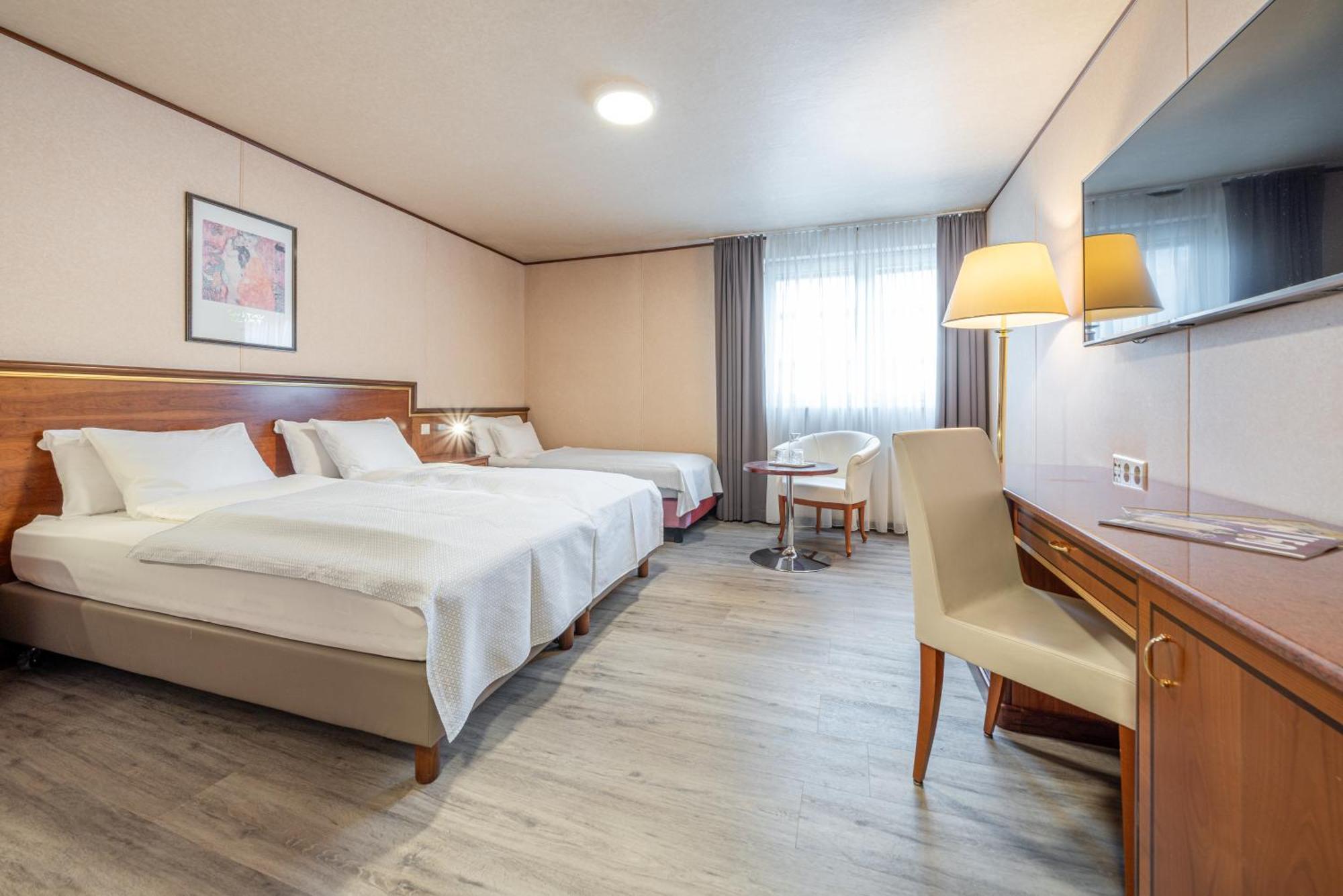 Hotel Neue Post I Self Check-In อินส์บรุค ภายนอก รูปภาพ