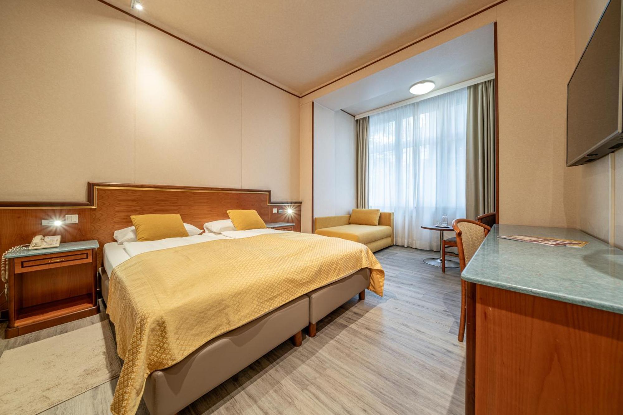 Hotel Neue Post I Self Check-In อินส์บรุค ภายนอก รูปภาพ