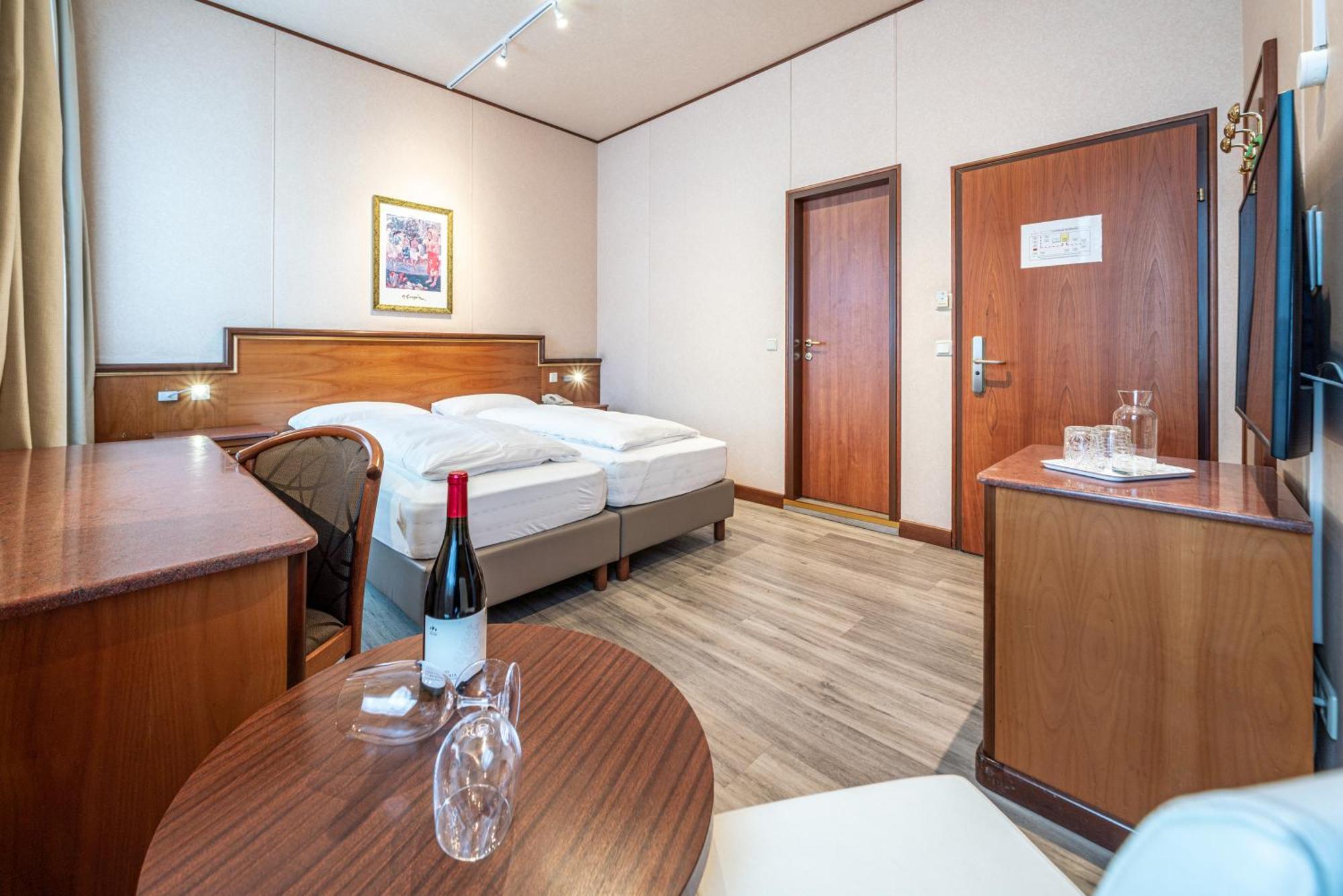 Hotel Neue Post I Self Check-In อินส์บรุค ภายนอก รูปภาพ