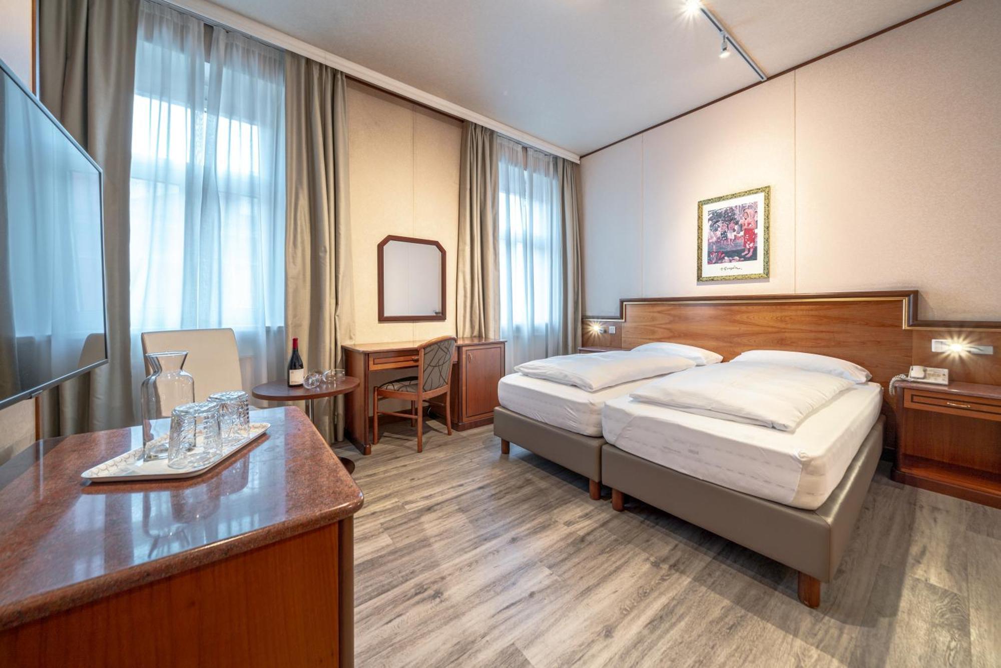 Hotel Neue Post I Self Check-In อินส์บรุค ภายนอก รูปภาพ